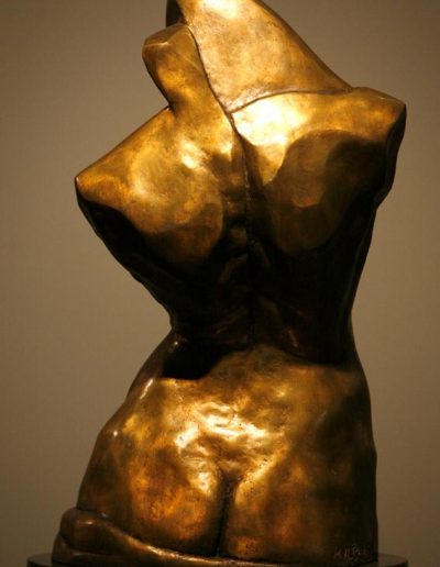 Escultura de la escultora cantabra Mercedes Rodríguez Elvira.