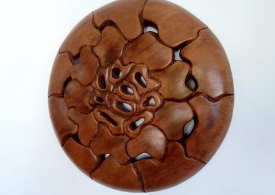 Escultura tallada en madera de Cedro Canadiense. Sandra Krysiak. 59 x 59 x 6,5 cm.