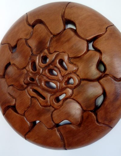 Escultura tallada en madera de Cedro Canadiense. Sandra Krysiak. 59 x 59 x 6,5 cm.
